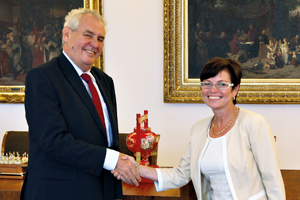Prezident republiky Miloš Zeman s předsedkyní ČSÚ Ivou Ritschelovou