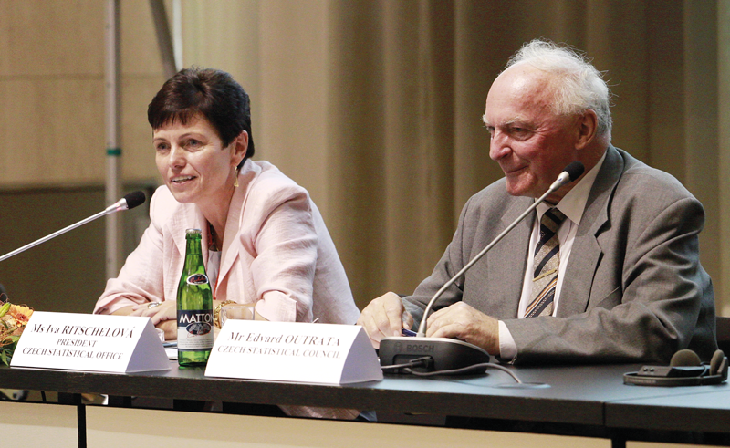 Předsedkyně ČSÚ Iva Ritschelová s bývalým předsedou ČSÚ Edvardem Outratou (1993–1999).