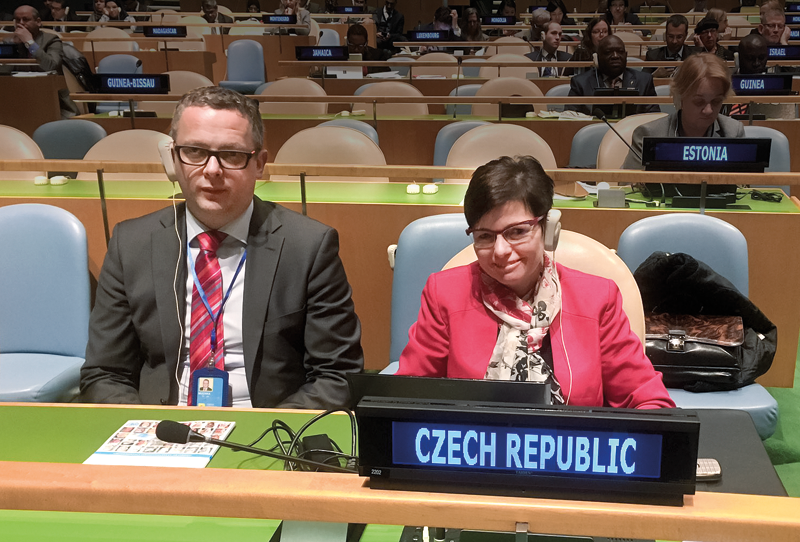 Jiří Muchka, rada vyslance Stálé mise ČR při OSN v New Yorku a Iva Ritschelová, předsedkyně ČSÚ, na zasedání Statistické komise OSN v New Yorku. 