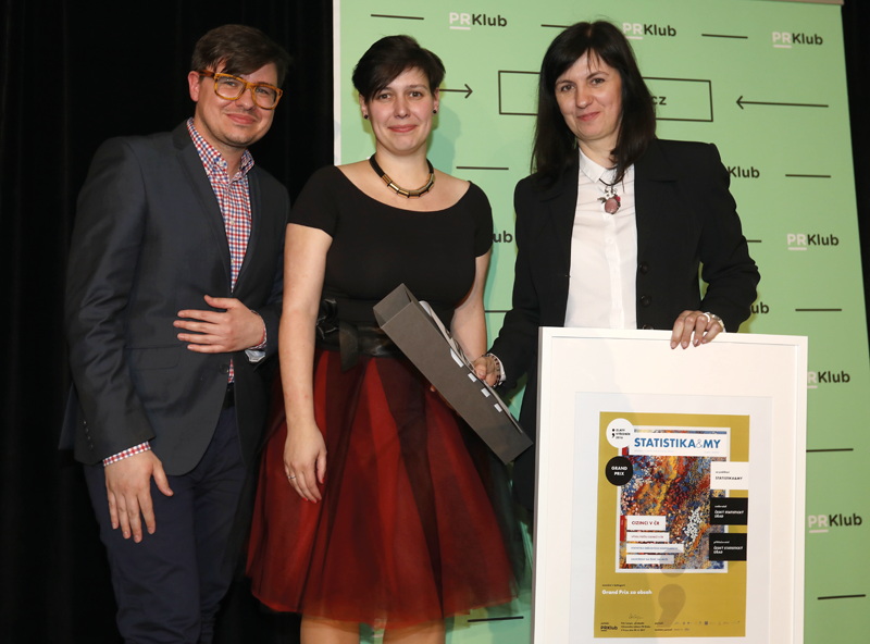 Jana Kučerová, vedoucí oddělení CID ČSÚ, přebírá cenu Grand Prix v soutěži Zlatý středník.