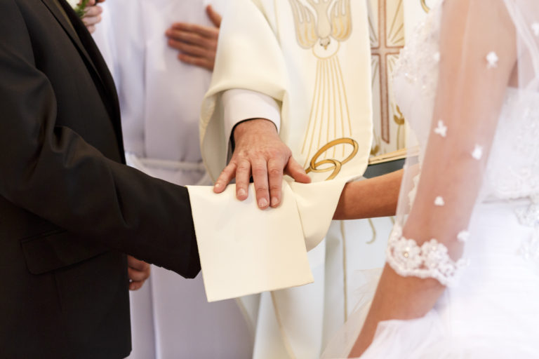 Svateb v kostele přibývá