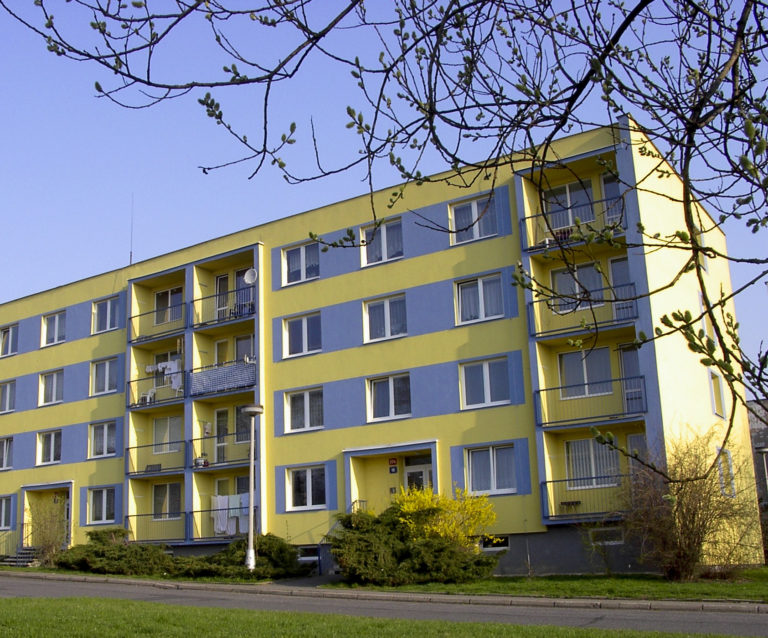 Více než polovina obydlených bytů v Česku je v bytových domech